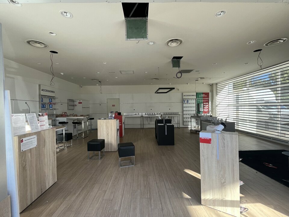 LOCAL COMMERCIAL APT 84400