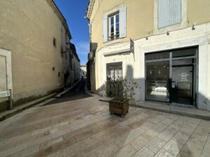 LOCAL COMMERCIAL ENTRAIGUES SUR LA SORGUE 84320