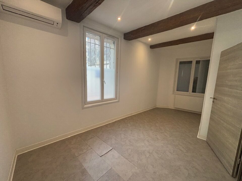 Local professionnel à louer à Garons