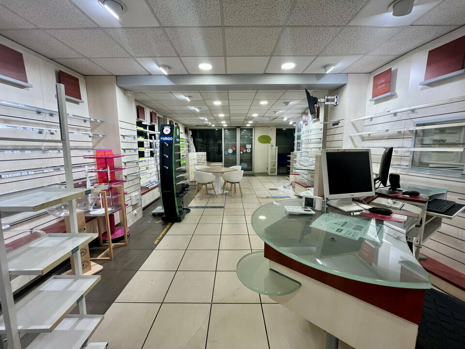 LOCAL COMMERCIAL MONTFAVET 84140